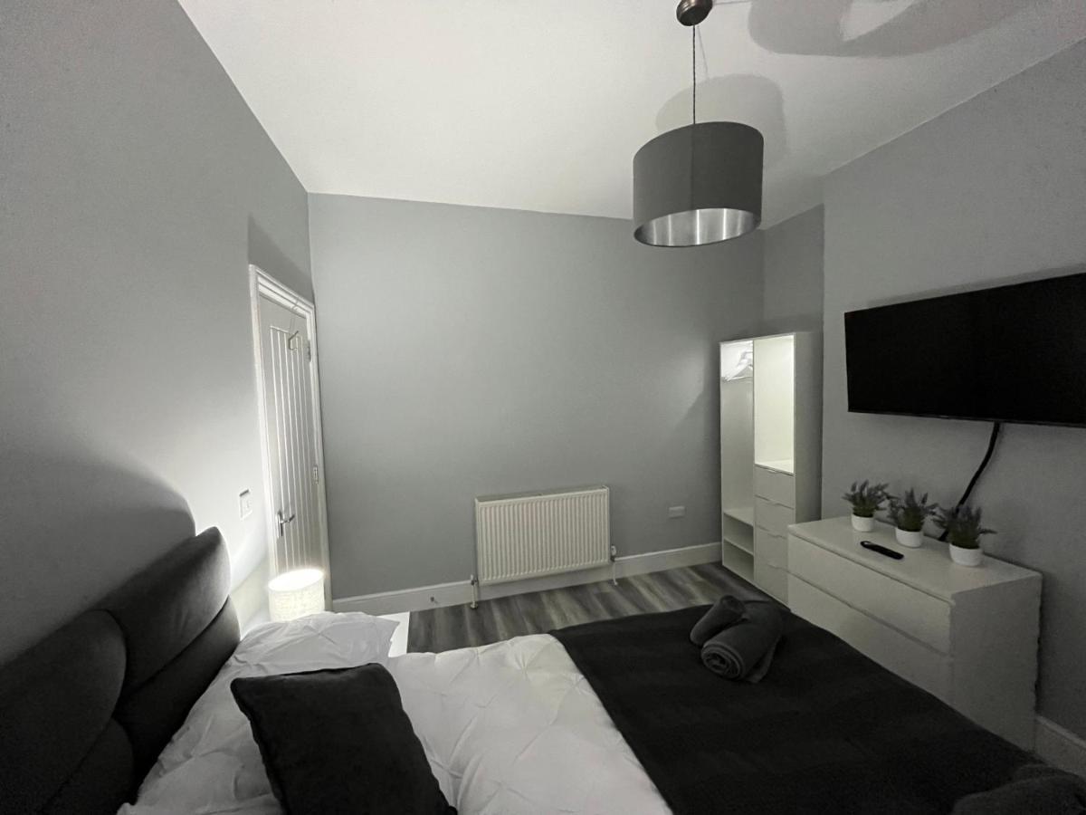 Entire Spacious 4 Bedroom Apartment In Bournemouth Exterior photo